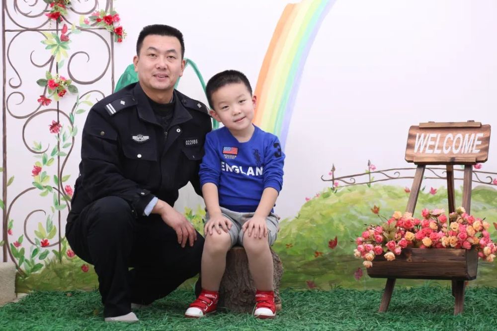 走近公安英模丨我的爸爸是警察致最美洛阳人十佳人物徐冰