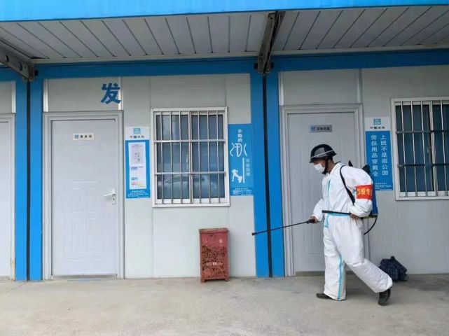 为确保疫情防控"闭环管理"落实到位,上海建筑工地紧抓防疫不松懈.