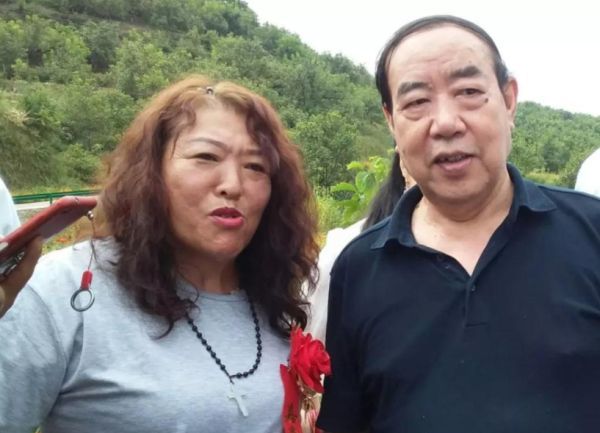 1992年,贾平凹妻子大闹路遥的葬礼,当时贾老神色难看至极,并且当众