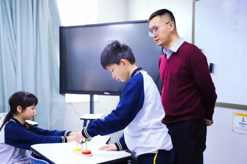 一所奥赛金牌教练做校长的北京学校，用数学破解“两条腿走路”难题香港出生是什么梗