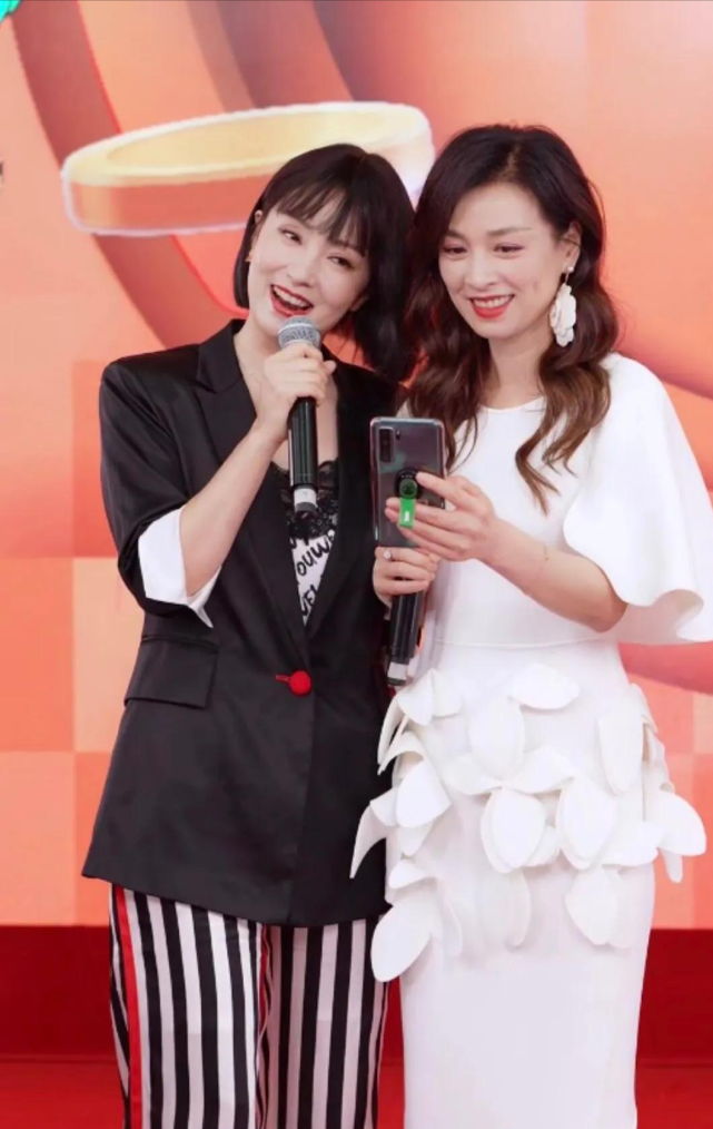 回想张庭和陶虹的闺蜜情也是来的猝不及防,公司没见以前,从未见两人有