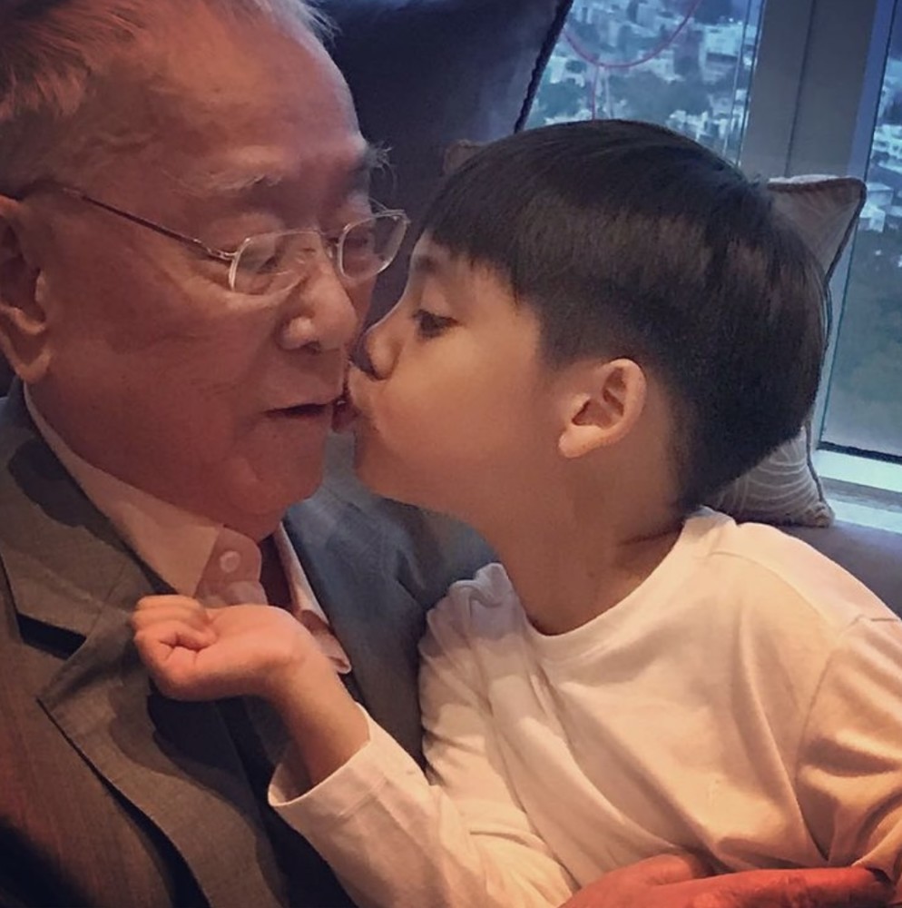 李嘉欣11岁儿子晒母子合照,两人深情对望很有爱,长相很像许晋亨插图2