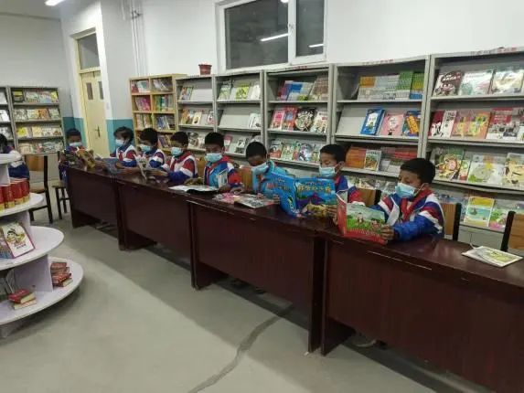 岳普湖县各学校开展了书香满校园,阅读伴成长等主题活动,学校进一步