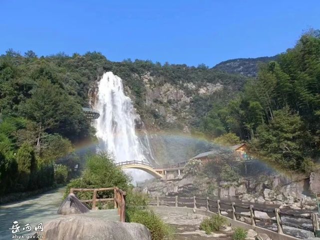 大別山彩虹瀑布景區位於黃尾鎮境內,這裡有幽深的峽谷,有壯美的瀑布