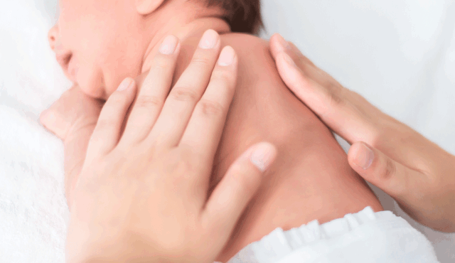 新生儿抚触好处多,这些误区你一定要知道!