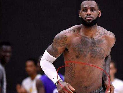 为何詹姆斯的肌肉那么强,却几乎没有胸肌和腹肌呢?