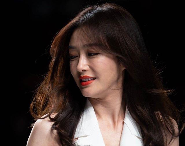 真看不出秦岚已经42岁了,面对"真实镜头",也完全不显老_腾讯新闻