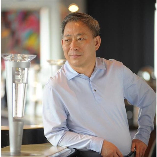 他和学生结为夫妻却因生二胎丢掉饭碗二胎长大后赚千亿回报