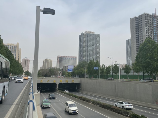 4月19日晚,鄭州一名男子騎電動車載人逆行闖進京廣南路隧道,與一輛