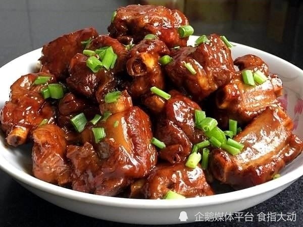 用料排骨500克姜片3片冰糖适量油适量蒜3瓣生抽3勺老抽1勺红烧排骨的