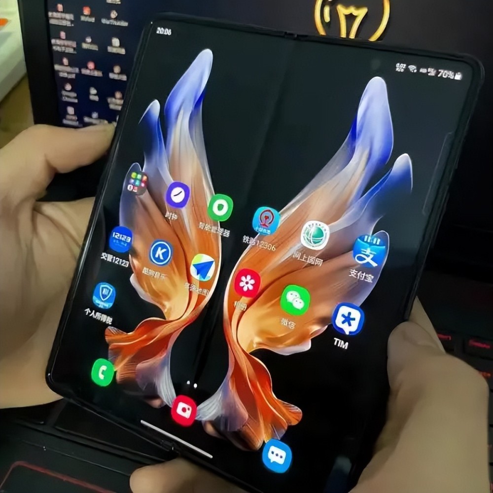 三星心系天下w22 5g折叠屏手机上手,誉为16999米的机皇你怎么看?