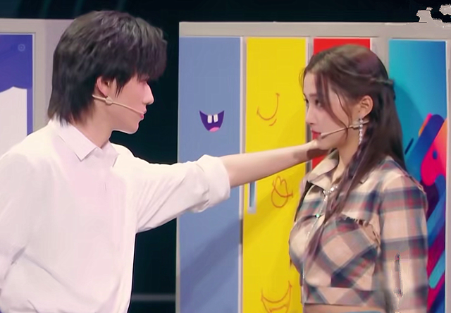 宋亚轩关晓彤跳神魂颠倒手放腰上引热议网友太会了