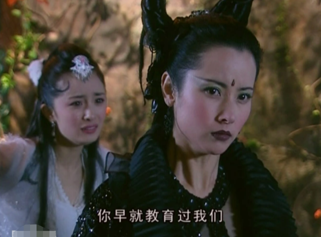 蚌精杨明娜直播否认整容大力捏揉下巴鼻子嘴里牙齿缺一颗