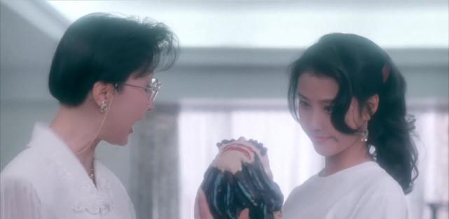 1993年,周海媚和任达华上演大尺度对手戏,影片惊悚成童年阴影