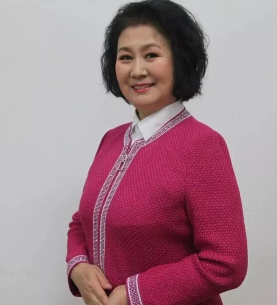 著名表演艺术家黄晓娟与丈夫低调恩爱一生儿子军校毕业有骄傲也有愧疚