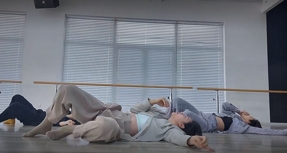 44岁孙莉跳舞被嘲后风格大变,躺地上露出一截腹肌,曲线妩媚迷人