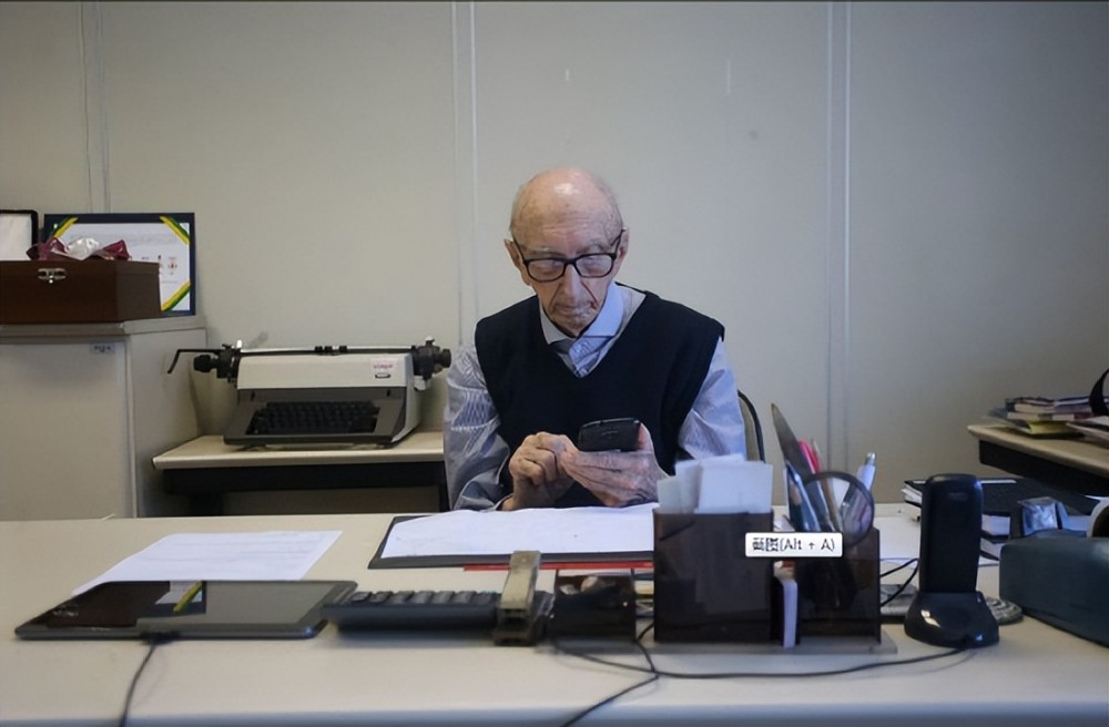模范打工人100岁老爷爷在同家公司工作84年被写进吉尼斯纪录