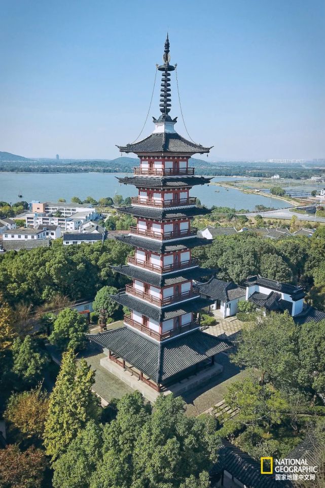 水天一色的地理环境与江南其他方塔的修长身姿不同,光福寺塔是一座身