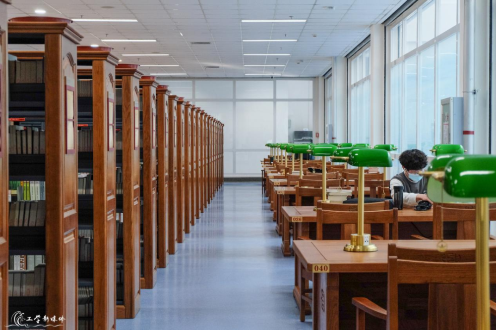 关注哈尔滨工程大学图书馆服务号,在常用服务栏下的馆藏检索查询书目