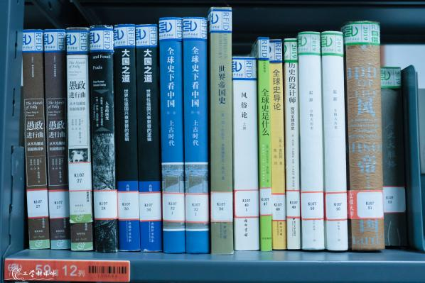 图书馆有科技书文艺书（图书馆里有文艺书1032本,科技书比文艺书多得多） 图书馆有科技书文艺书（图书馆里有文艺书1032本,科技书比文艺书多得多） 中国图书