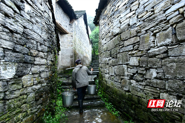 深居古老村落,保持独自的生活节奏,村民挑水拾阶而上.供图:@刘太平