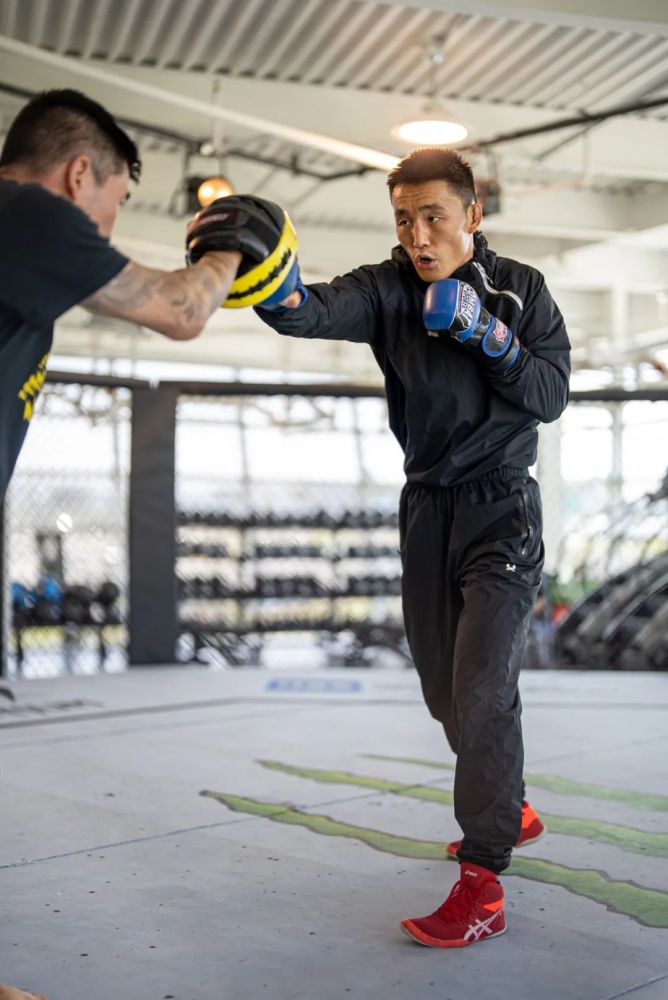 ufc精英训练中心力量体能主管加文-普瑞特称赞傲日其楞是个"进攻型