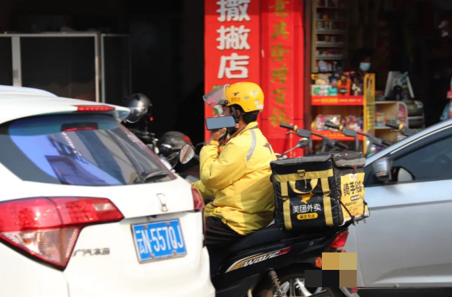 高速行駛闖紅燈,逆向行駛外賣小哥往往在送外賣的途中發生但是必不可