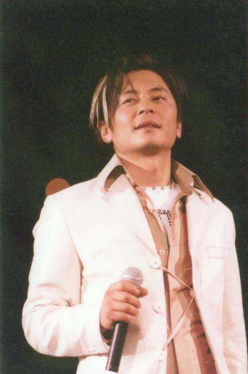 王杰2001演唱会(一无所有王杰2001演唱会)