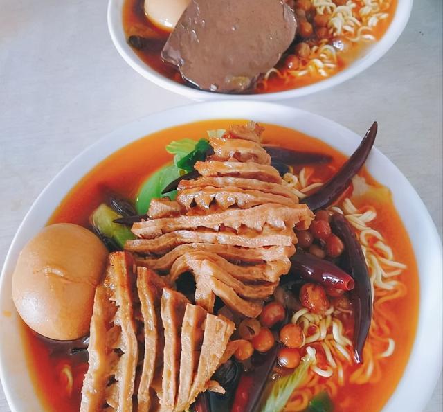 徐州的改良版板面这家店号称全徐州最牛板面店,改良版的板面深得当地