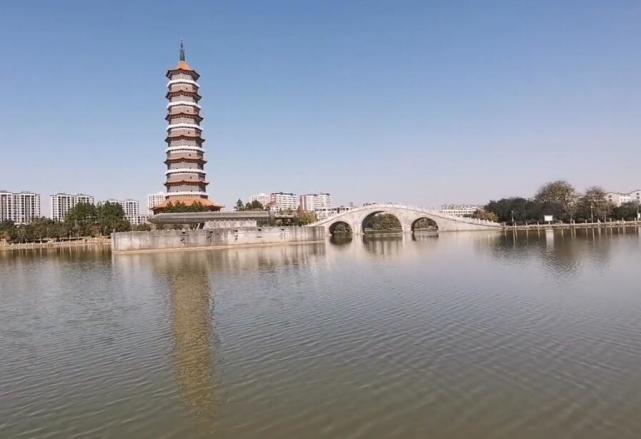 位于丰城市新城区西面,紧邻丰城中学,是玉龙河带状公园的园中园.