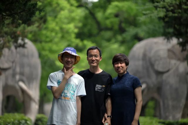 他们家的"书式生活"实名慕了～|读书|书房|何海涛|报刊亭