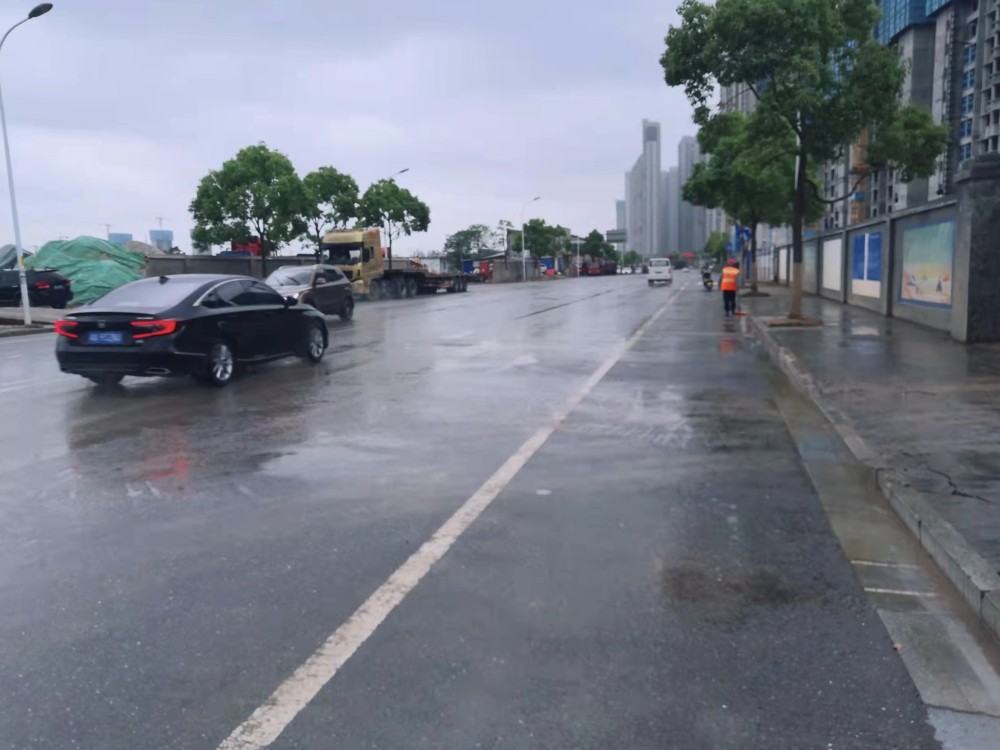 雨天更考驗城市潔淨度,長沙雨花組建環衛應急隊伍快速出擊_騰訊新聞