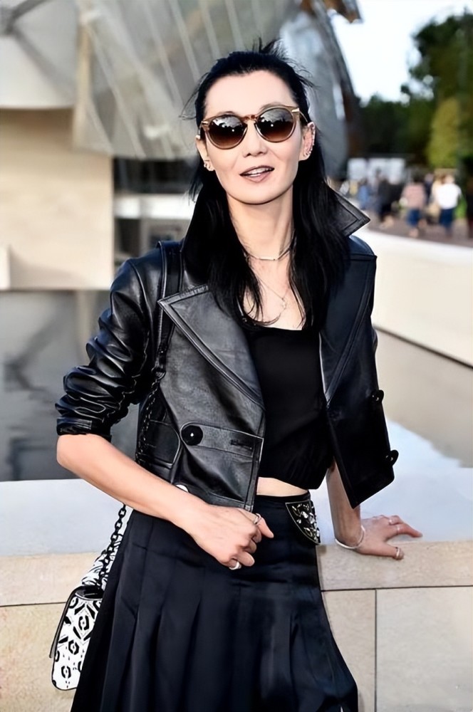 张曼玉活动造型好普通,强行凹超模感却暴露腿粗,女神感不存在了插图4