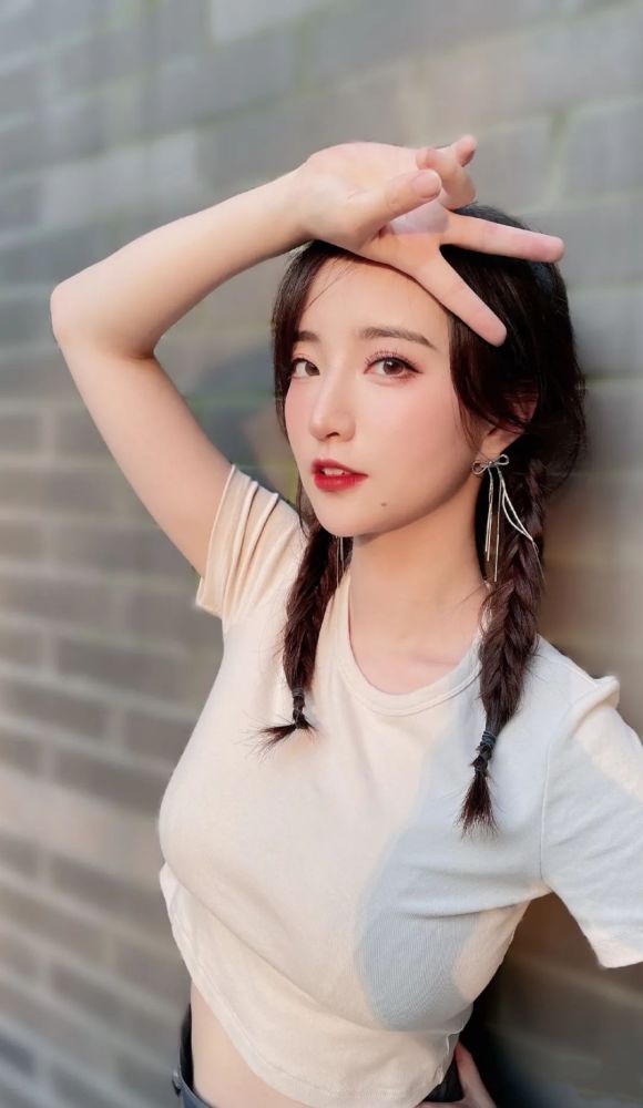 郭小仙儿,有颜值有才气的美女主播插图2