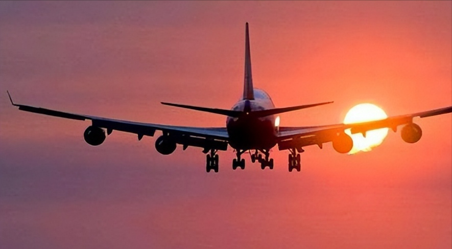 一,机场位置偏僻,所以早上航班乘坐的人少经常乘坐飞机的乘客会发现