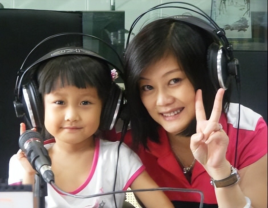 何静的妹妹对何彦霖说:"妈妈要是回不来了怎么办?