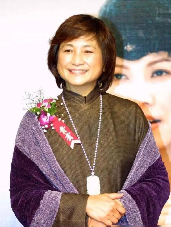 23岁嫁富豪,怀孕8次生子后净身出户,郑佩佩到底经历了什么?