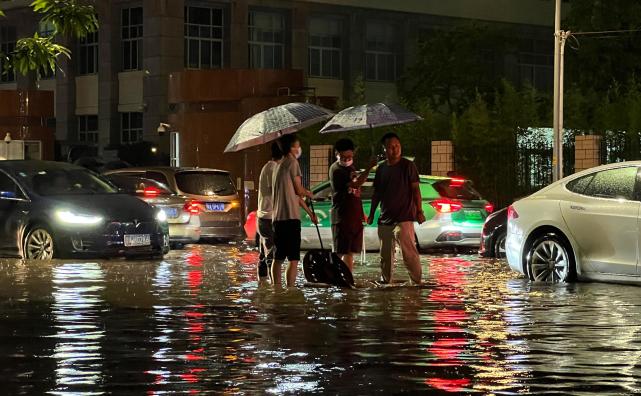 广州暴雨致多处内涝_腾讯新闻