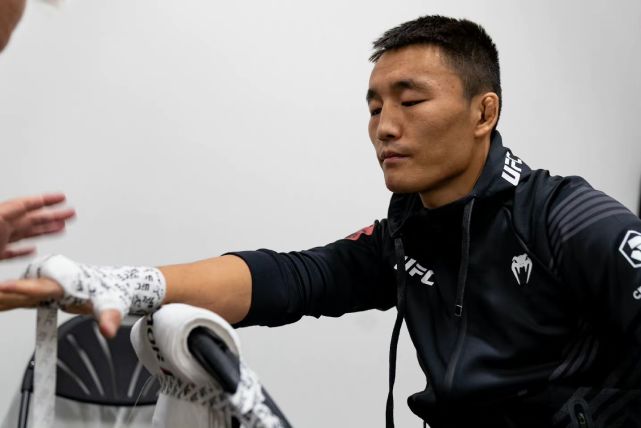 ufc拉斯维加斯雏量级比赛,傲日其愣2分48秒tko埃尔斯