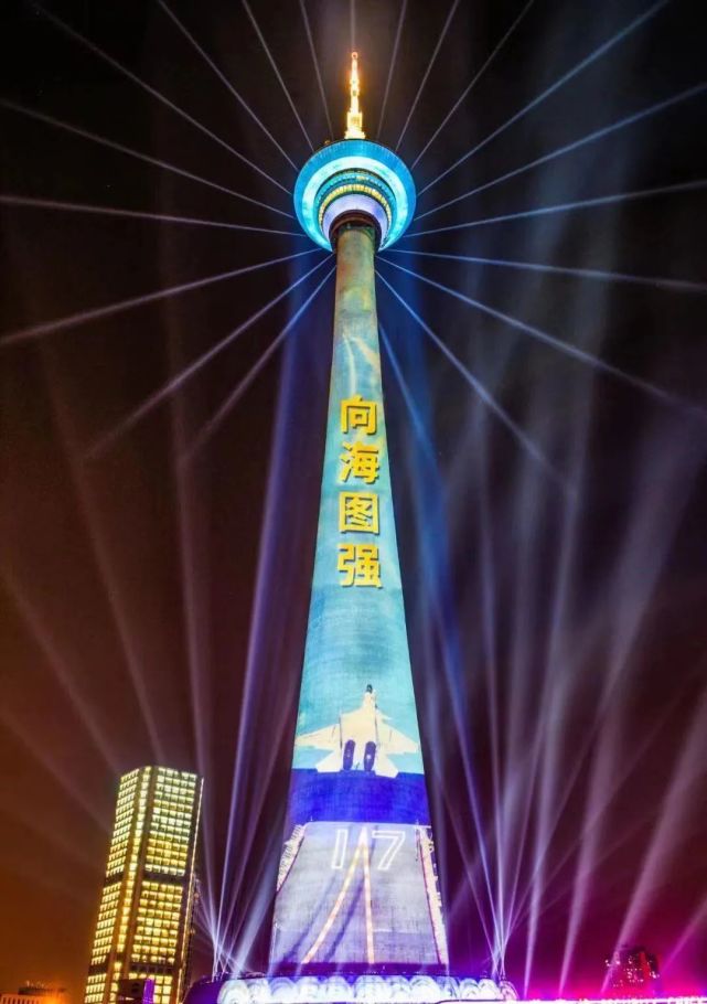 阔步海疆"—— 渤海之滨,一场庆祝人民海军成立73周年主题灯光秀在