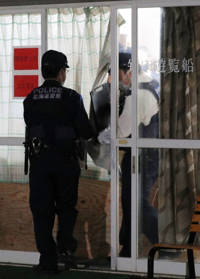 4月23日,在日本北海道的斜里,警察离开运营观光船公司的办公室.