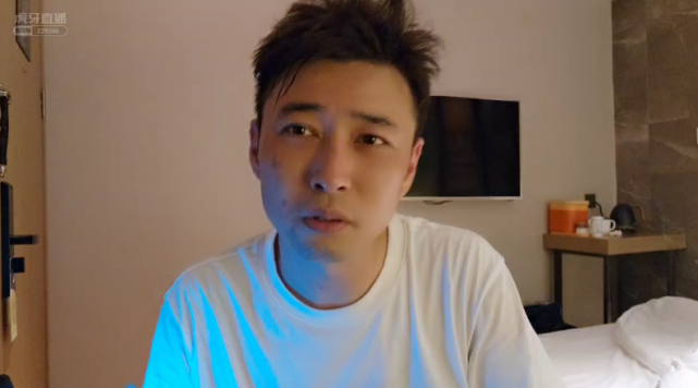 谈到刀疤皓,钱小佳表示他骂我一次,他被封禁一次,损失最大的还是他