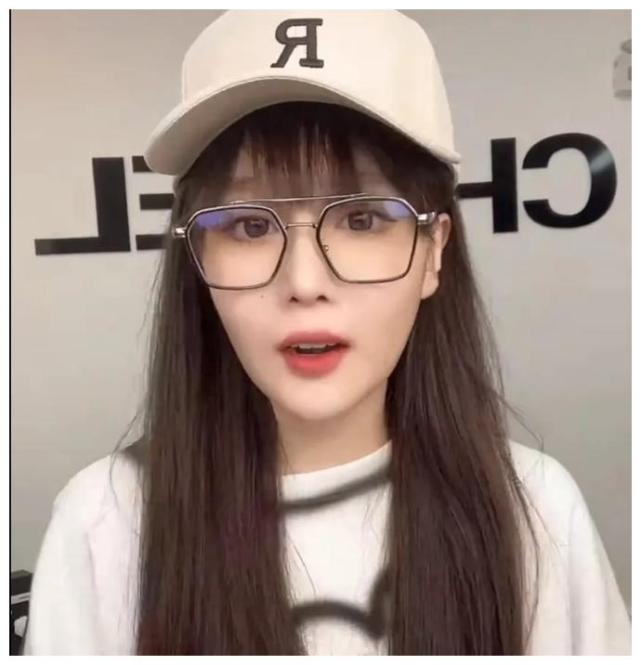 网红,球球回东北老家给母亲过生日:送上百万豪礼的同时,给父亲老赵一