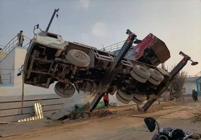 绿化带还敢打腿?吊车岂敢不翻