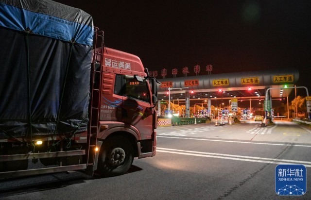 杜凤洋驾驶着运送蔬菜的大货车由沈海高速进入上海嘉西收费站