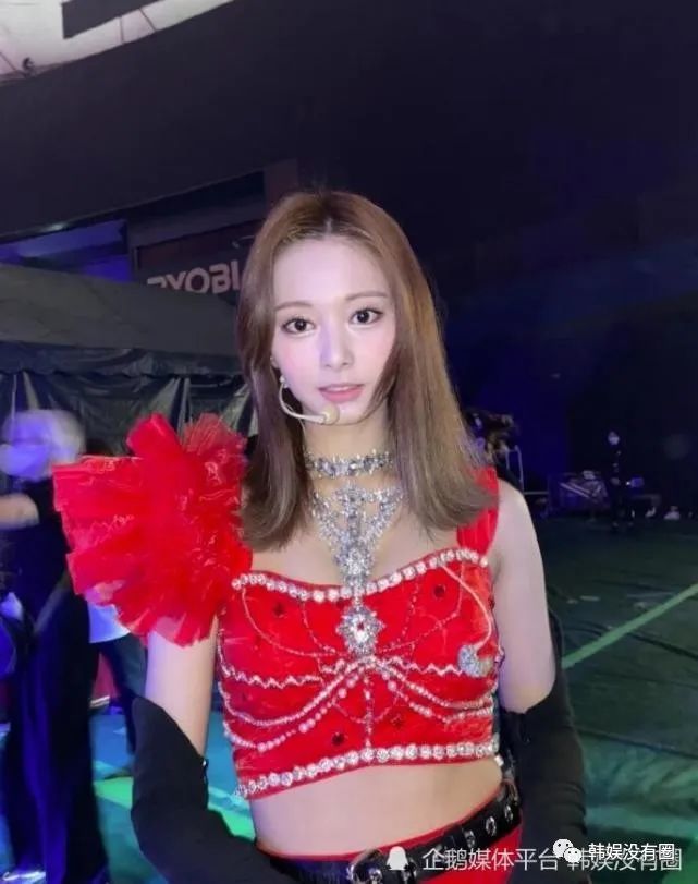 twice周子瑜晒演唱会私照身穿露脐装性感美爆发