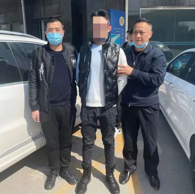 在此基础上,郑金龙不分昼夜,查阅案卷材料,找出提审难点,连夜审讯