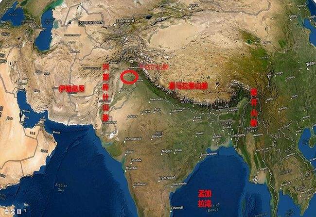 次大陸呈倒三角形,兩邊分別是開闊的孟加拉灣和阿拉伯海,北面是