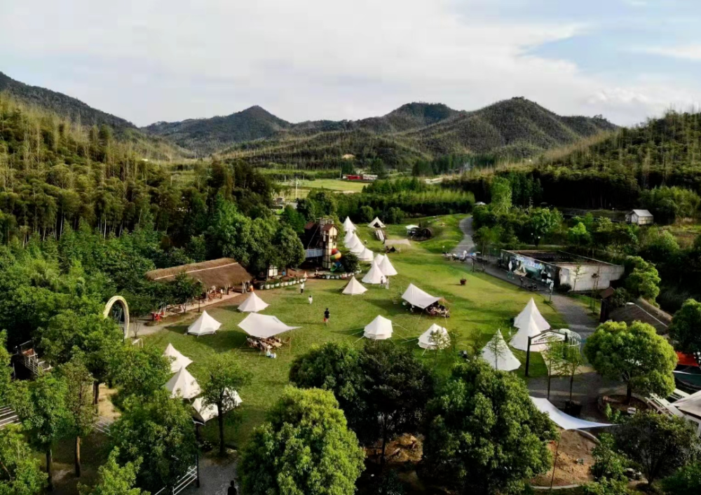 入夜之后,你可以在营地搭帐篷露营~那晚上就不要走了~如果你恰好有个