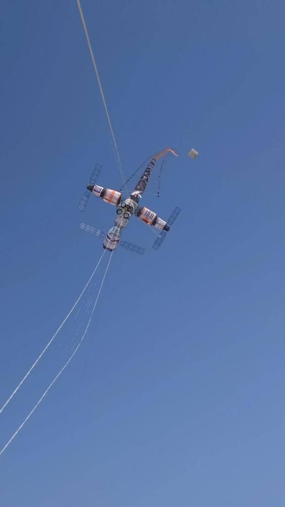 中国航天日中国空间站风筝采用潍坊传统制作技艺风筝碰